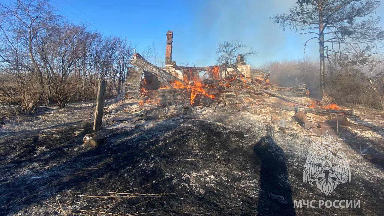 Два дома загорелись из-за сжигания мусора в поселке Челябинской области 