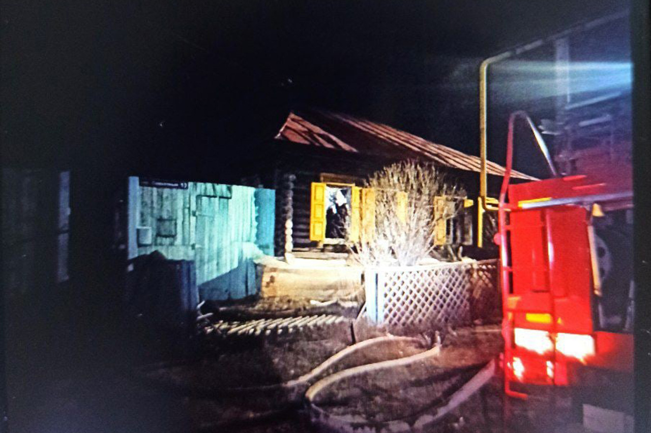 Пожарный спас соседа из горящего дома в Челябинской области