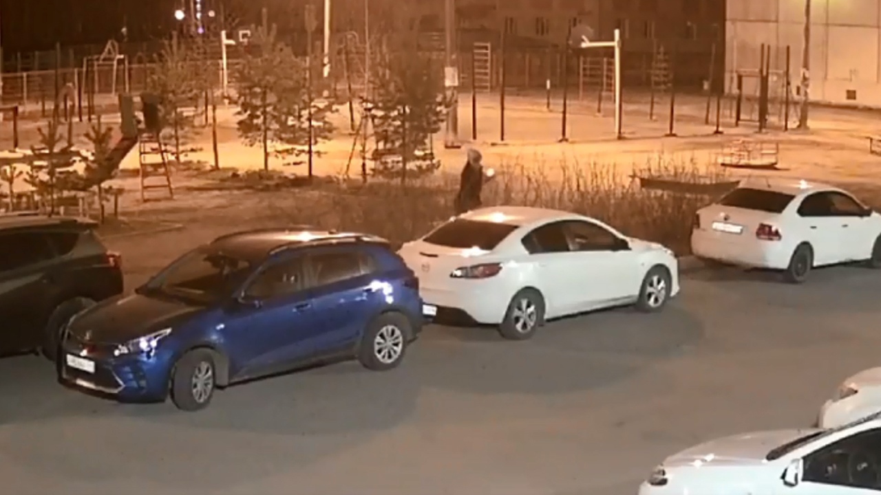 В Челябинске неизвестный облил автомобиль бензином и поджег 