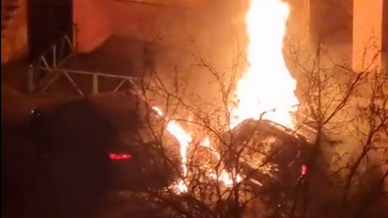 В Магнитогорске дотла сгорел автомобиль возле жилого дома