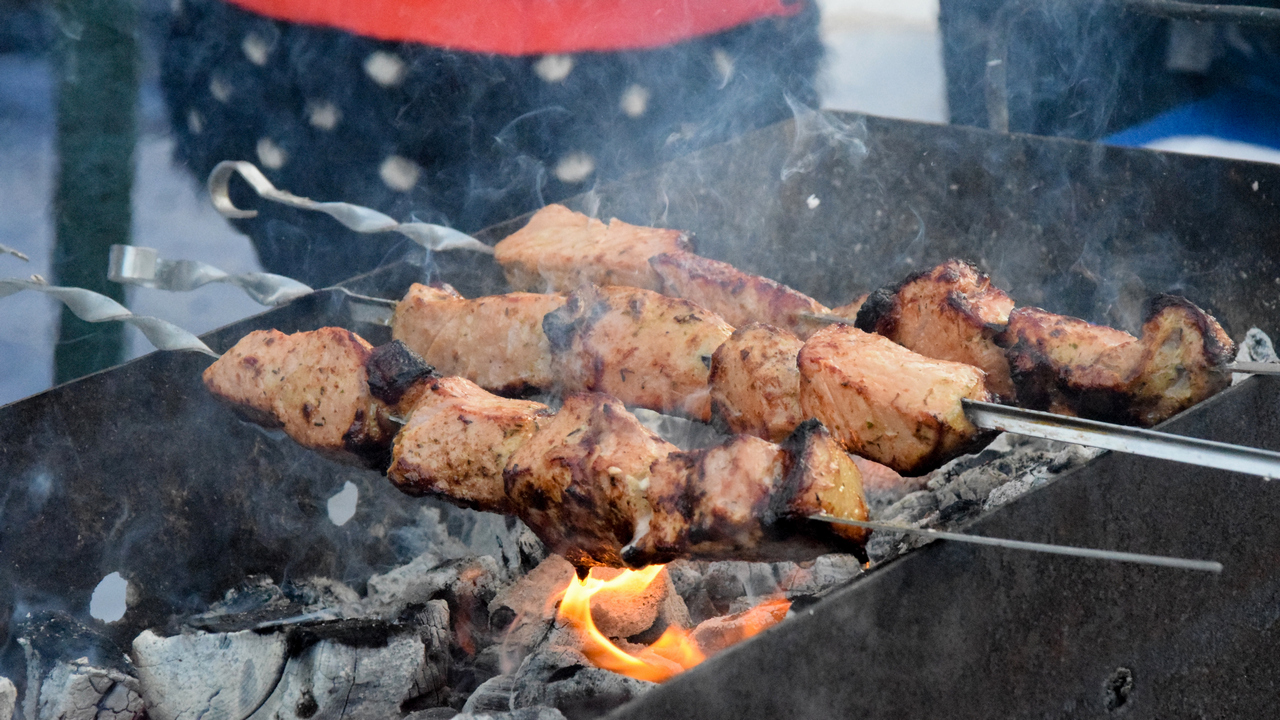 Как правильно готовить шашлык и для кого он опасен – советы врача из Челябинска