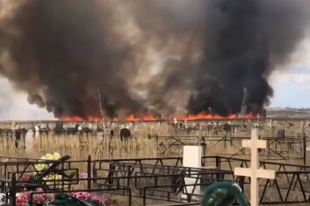 Ландшафтный пожар вспыхнул у кладбища в Магнитогорске ВИДЕО