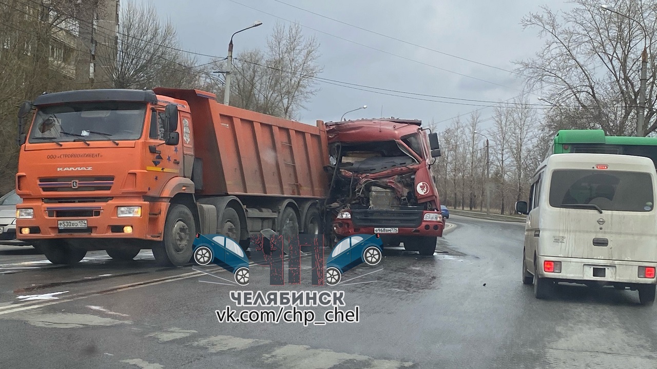 Грузовик протаранил КАМАЗ возле перекрестка в Челябинске