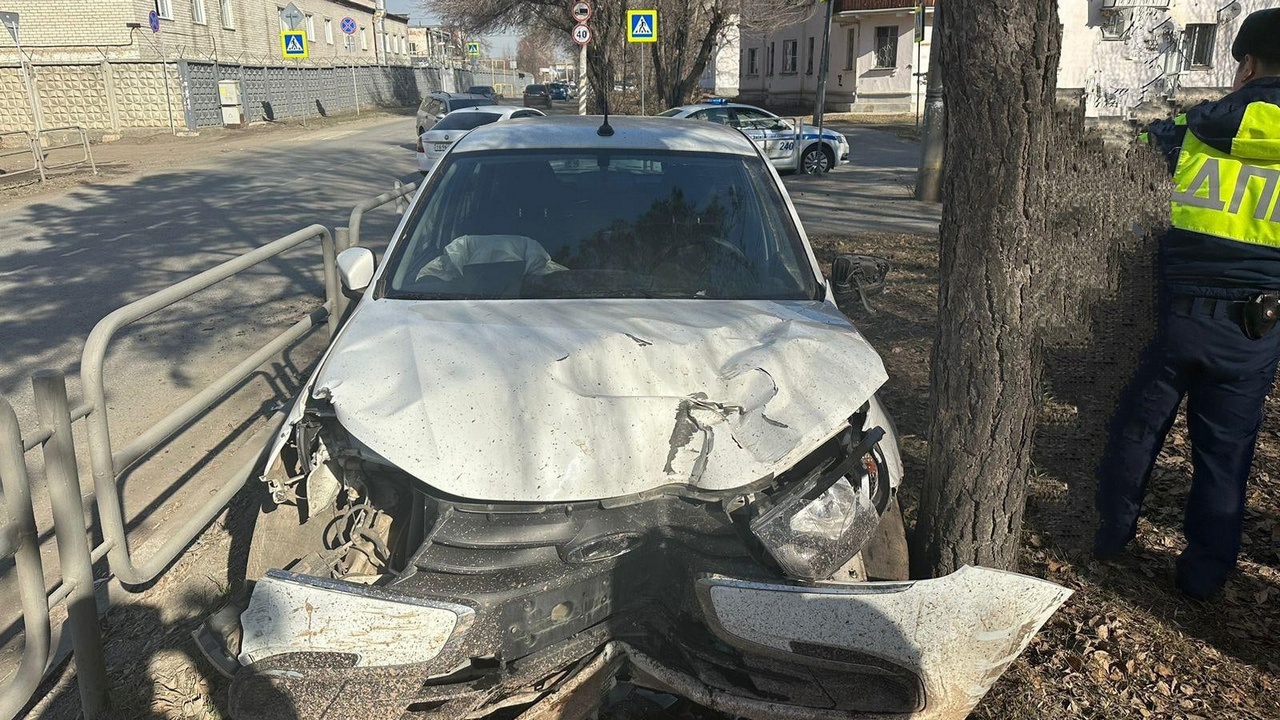 В Челябинске после столкновения легковушка протаранила дорожный знак