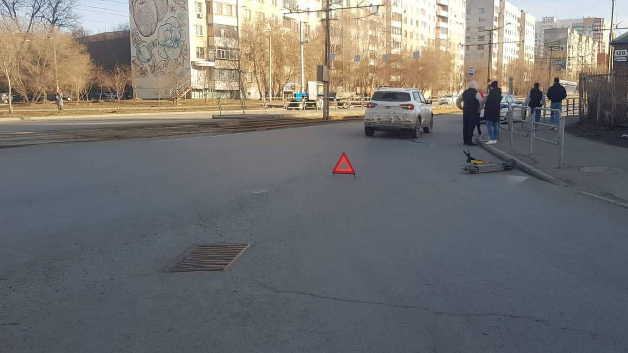 Автомобиль сбил девочку на электросамокате в Челябинске Автомобиль сбил девочку на электросамокате в Челябинске