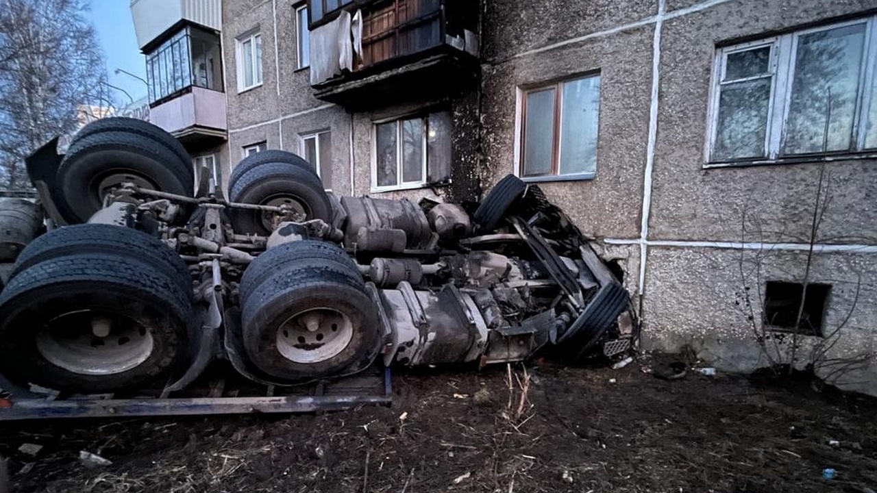 В Челябинской области грузовик врезался в жилой дом и загорелся: водитель погиб