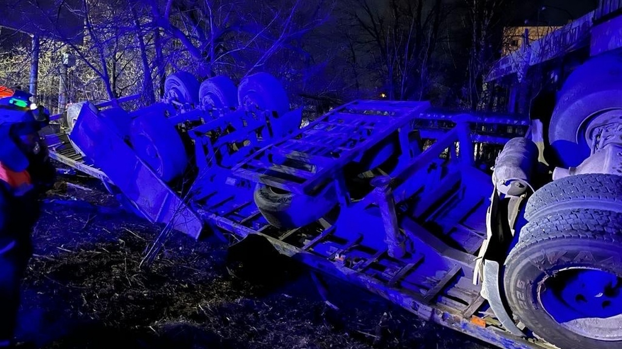 В Челябинской области грузовик врезался в жилой дом и загорелся: водитель погиб