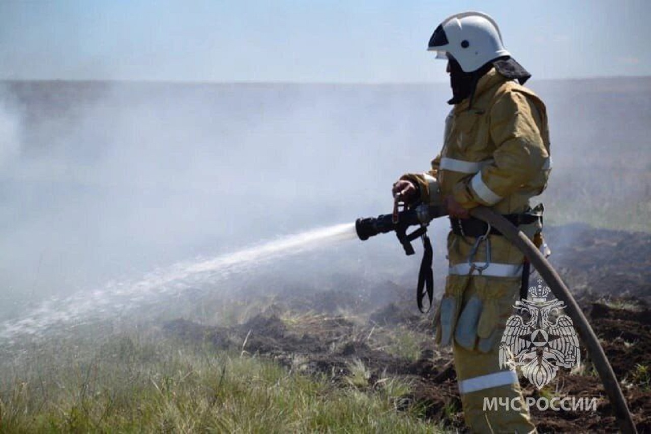 Полыхает недалеко от заправки: очевидцы сообщают о пожаре в Челябинской области 