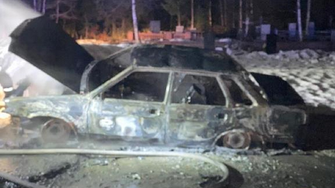 Хотел согреться на кладбище: житель Челябинской области угнал и сжег автомобиль