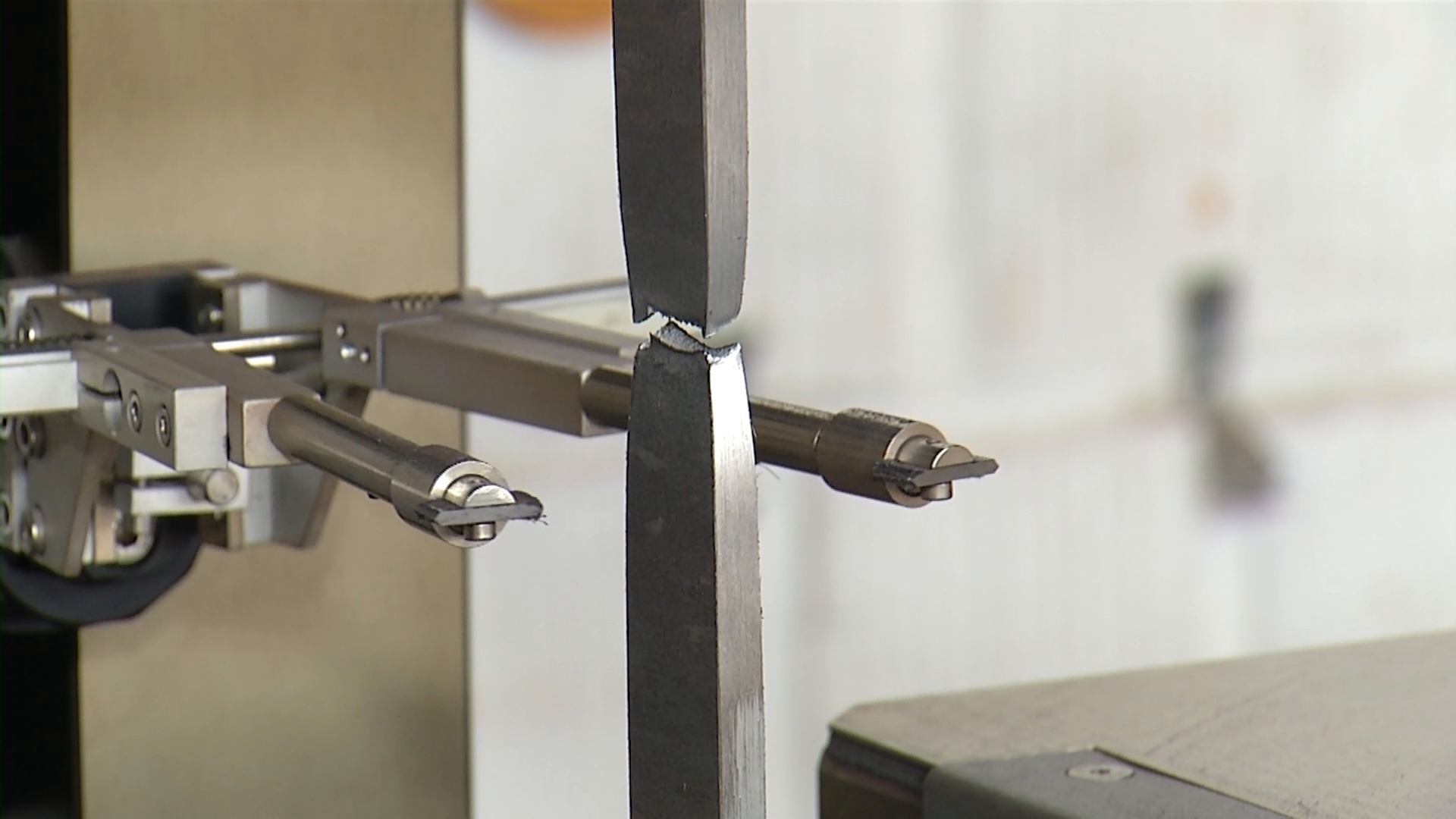 Проверяет металл на прочность: на ММК назвали лучшего сотрудника месяца