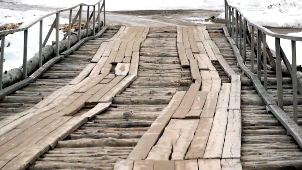 Мосты гниют: жители поселка Точильный просят отремонтировать переправы 