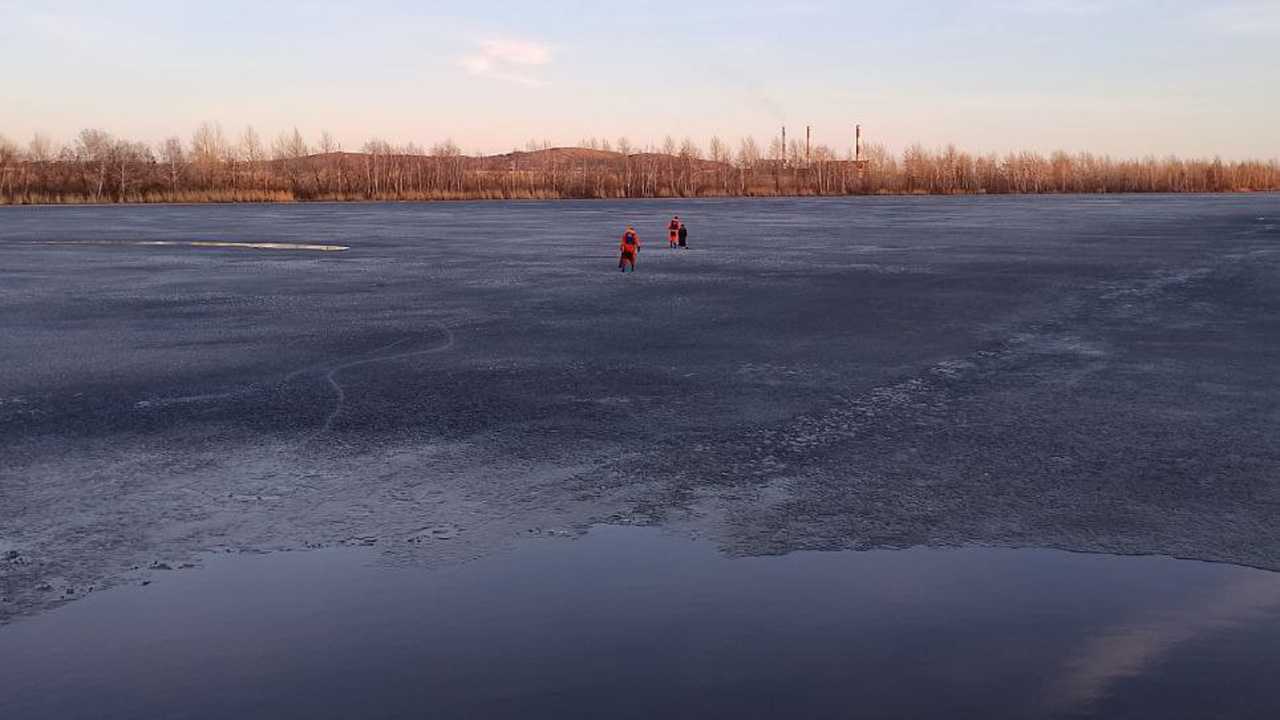 Спасатели эвакуировали со льда реки мужчину в Челябинской области