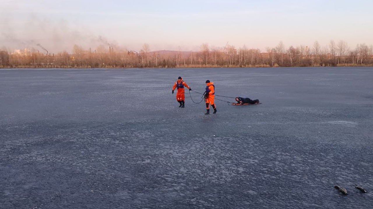 Спасатели эвакуировали со льда реки мужчину в Челябинской области