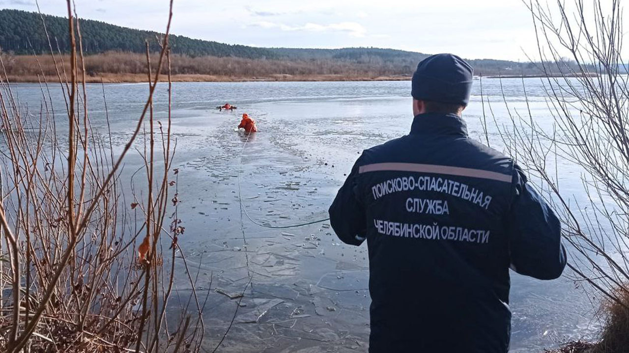 Растаявший лед отрезал рыбаков от берега в Челябинской области