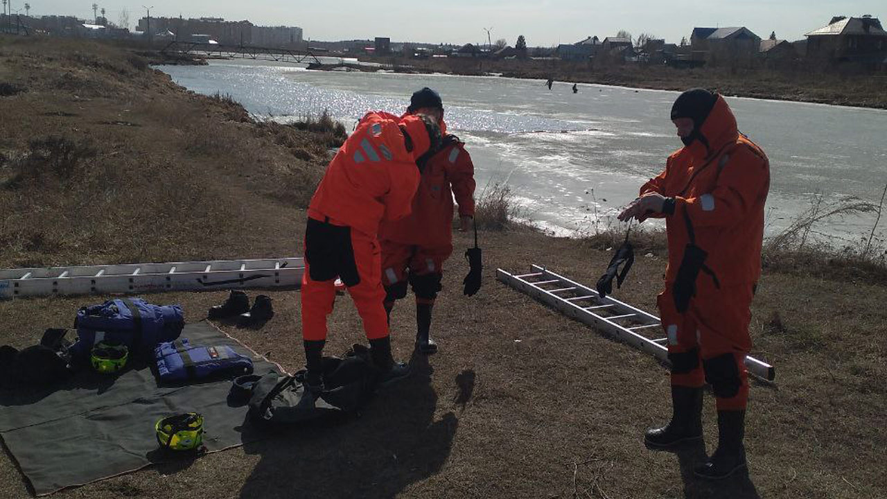 Растаявший лед отрезал рыбаков от берега в Челябинской области