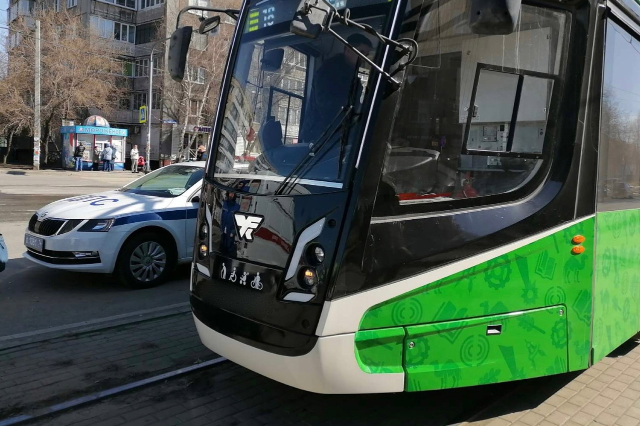 Трамвай насмерть сбил женщину на пешеходном переходе в Челябинске