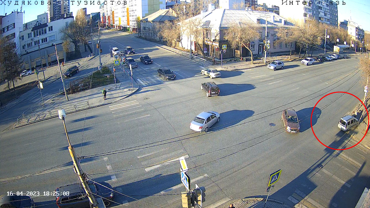 Автомобиль вылетел на тротуар и сбил пешехода в Челябинске