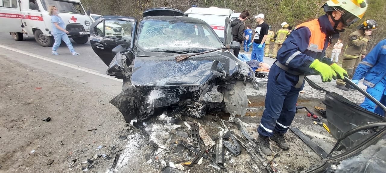 В лобовом ДТП в Челябинской области погибла девушка, 4 человека пострадали В лобовом ДТП в Челябинской области погибла девушка, 4 человека пострадали