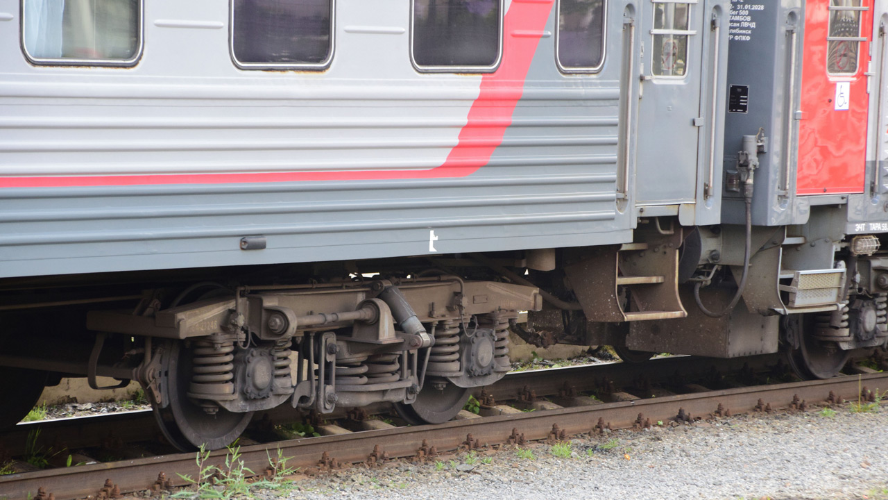 Пассажирский поезд экстренно остановили в Челябинске из-за человека на путях