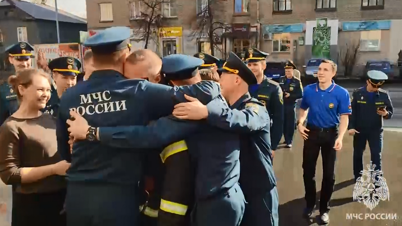 В Челябинске пожарного облили водой из брандспойта