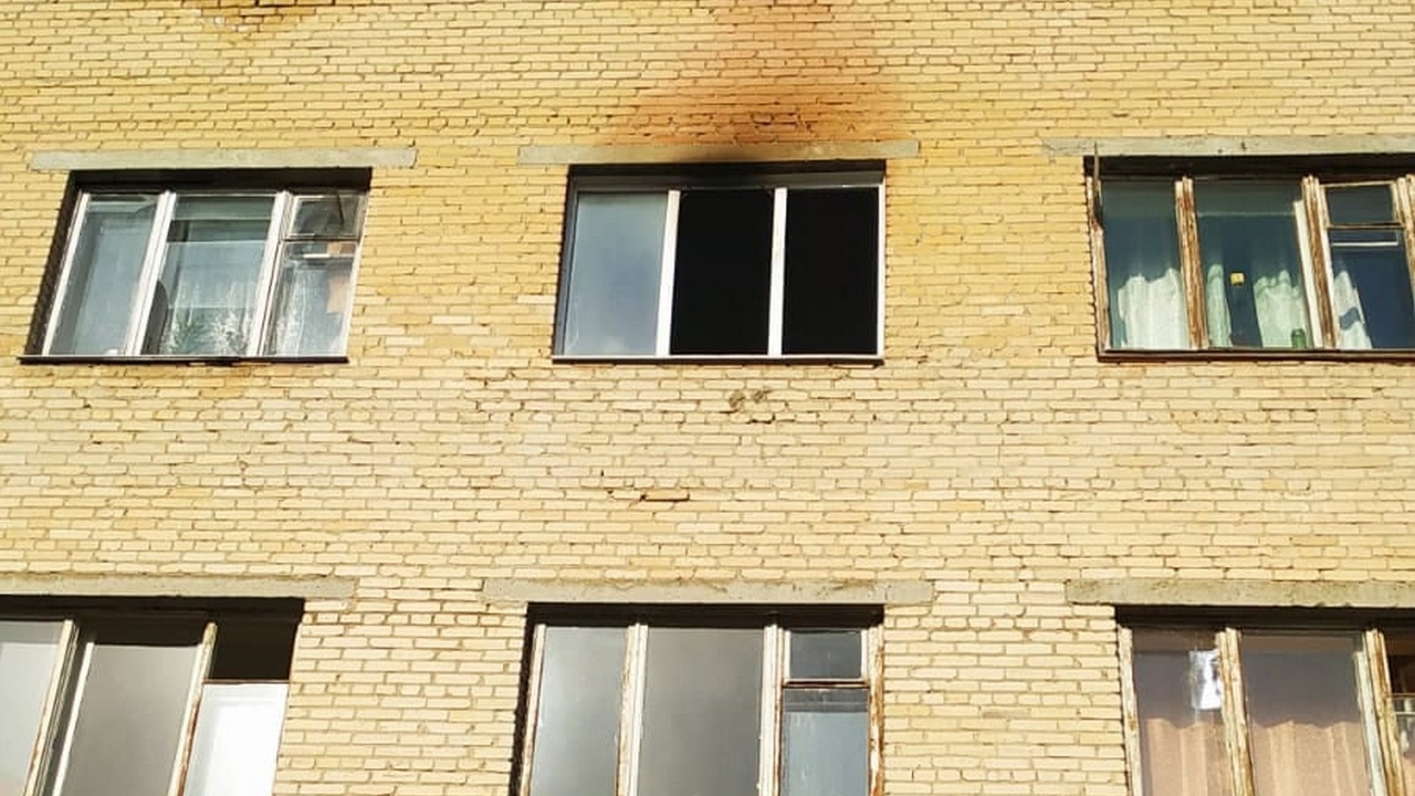 Пытался тушить пожар: мужчину спасли из горящей квартиры в Челябинской области