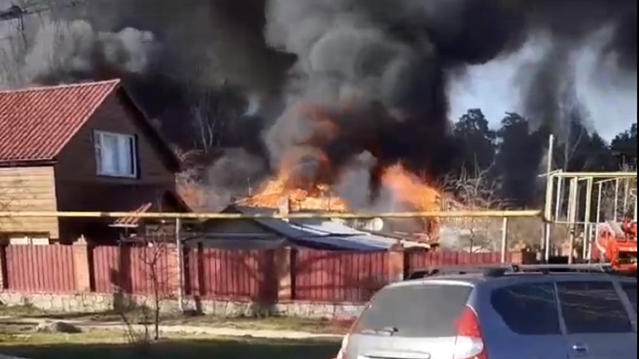 В Челябинской области во время крупного пожара чуть не сгорели 2 жилых дома В Челябинской области во время крупного пожара чуть не сгорели 2 жилых дома