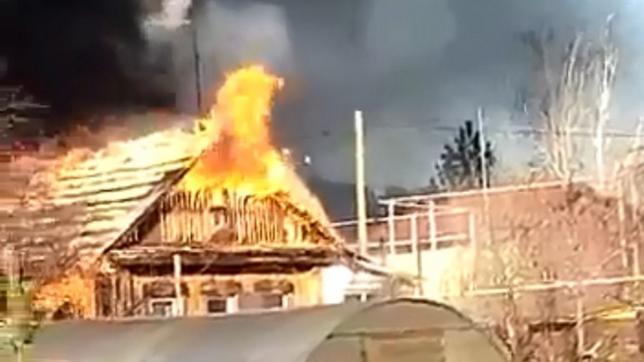 В Челябинской области во время крупного пожара чуть не сгорели 2 жилых дома В Челябинской области во время крупного пожара чуть не сгорели 2 жилых дома