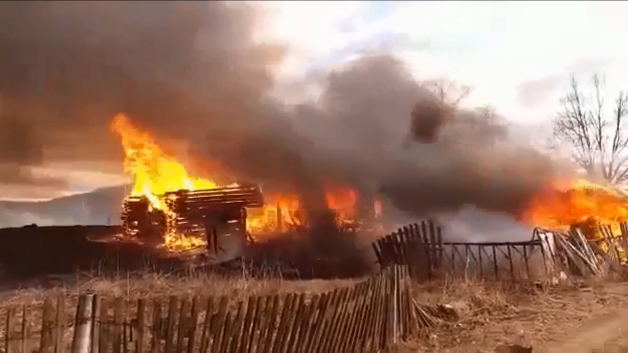 В Челябинской области дотла сгорел жилой дом, есть пострадавший
