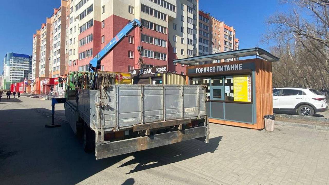 В Челябинске 20 мужчин препятствовали сносу незаконных ларьков ВИДЕО