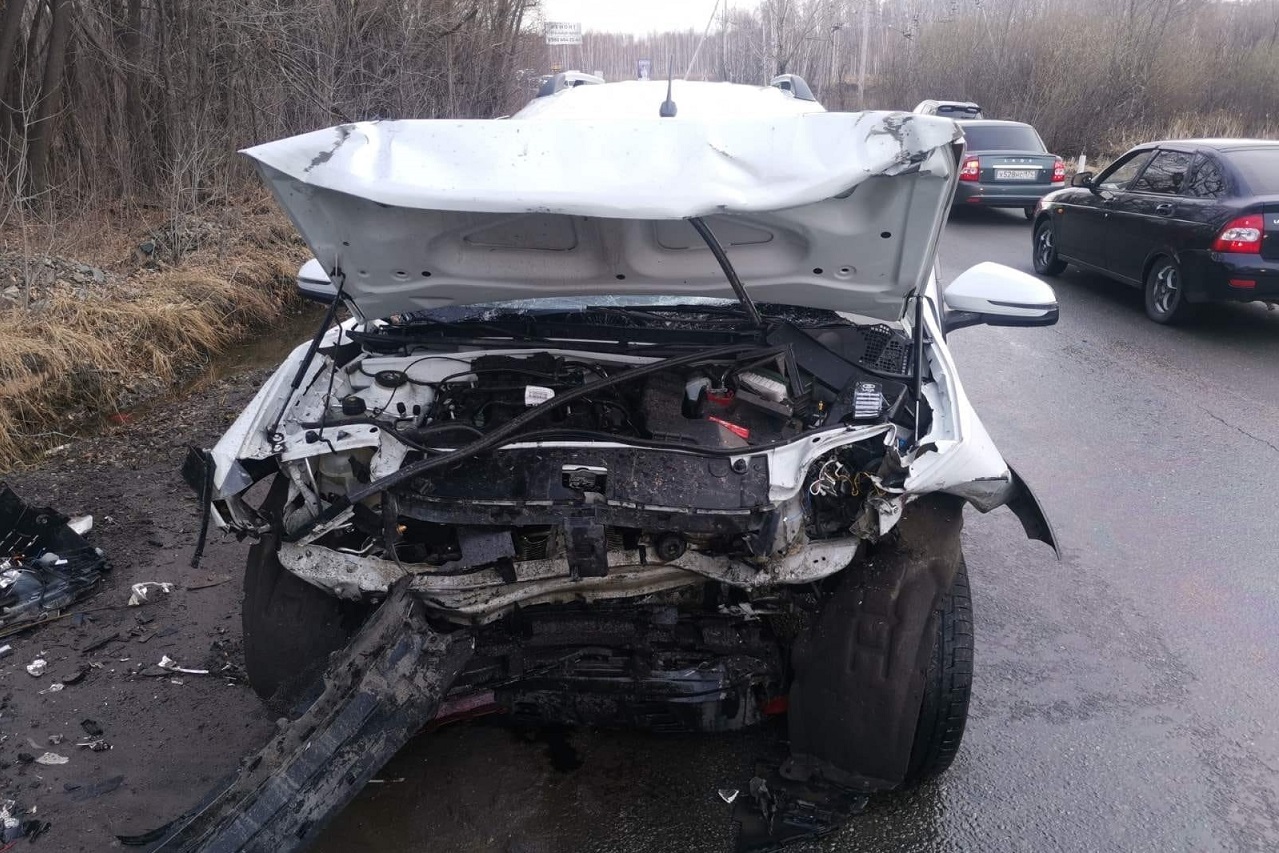 Два автомобиля столкнулись лоб в лоб под Челябинском, есть пострадавшие Два автомобиля столкнулись лоб в лоб под Челябинском, есть пострадавшие