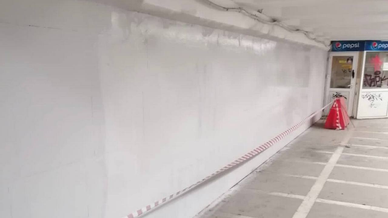 В Челябинске вандалы изрисовали стены подземного перехода