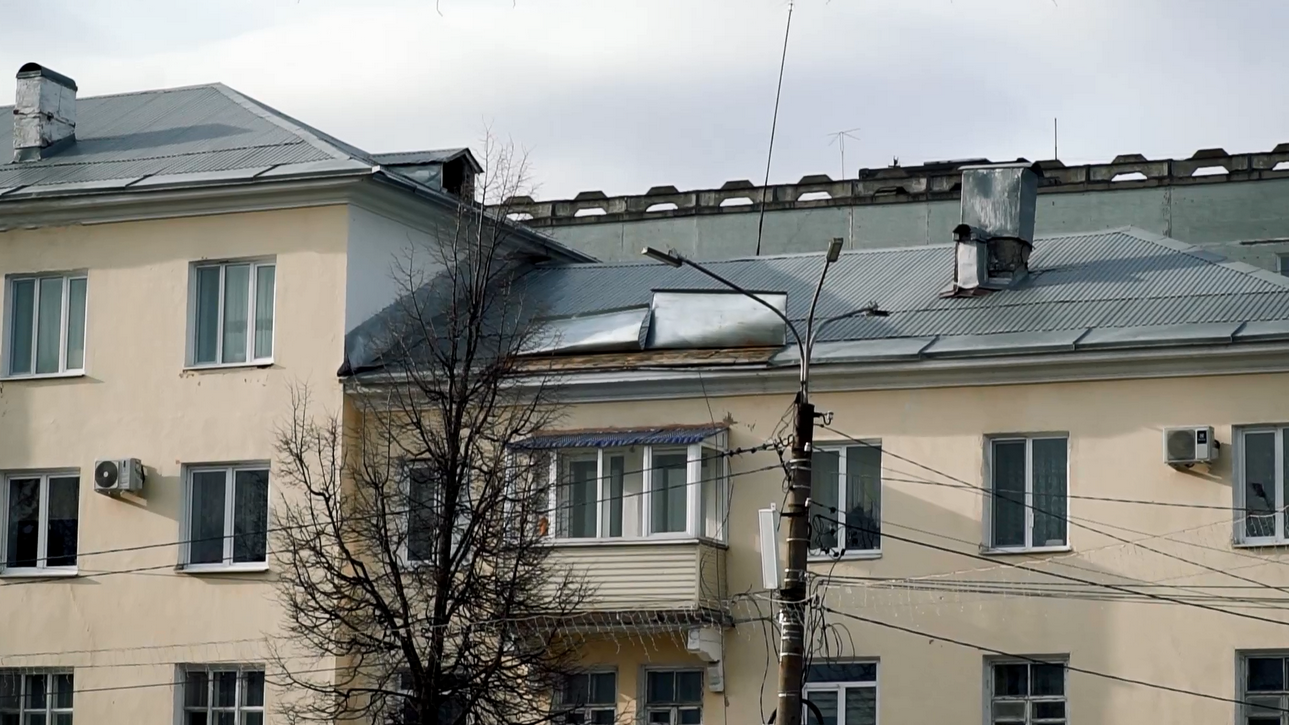 Штормовой ветер на Южном Урале повалил деревья и деформировал обшивку крыш