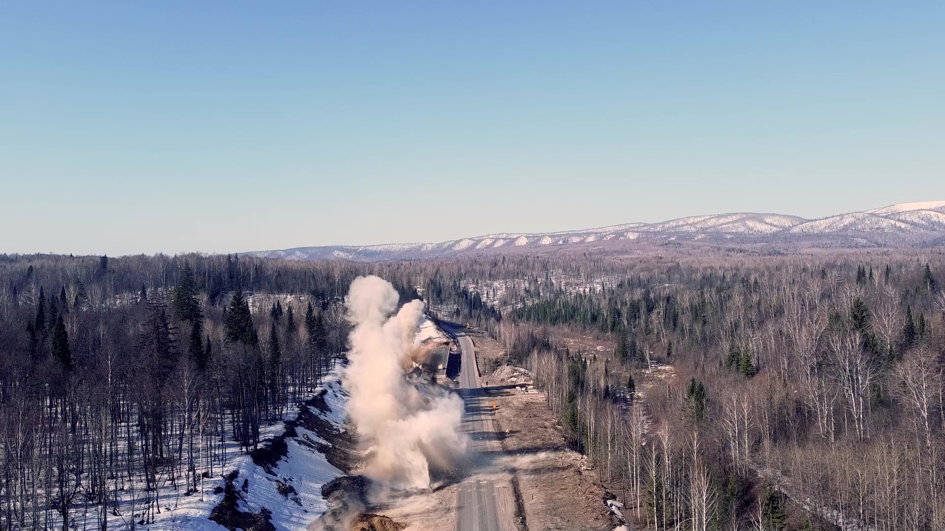 В Челябинской области для строительства трассы взрывают скалы