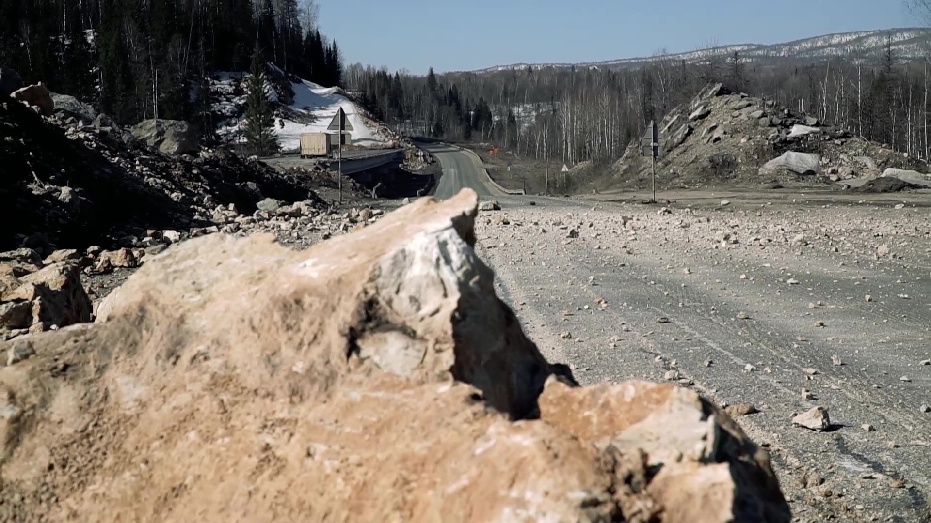 В Челябинской области для строительства трассы взрывают скалы