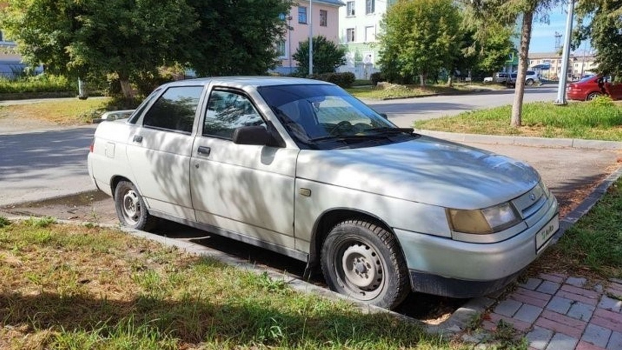 В Челябинской области 3 мужчин угнали машину, перекрасили и пытались продать