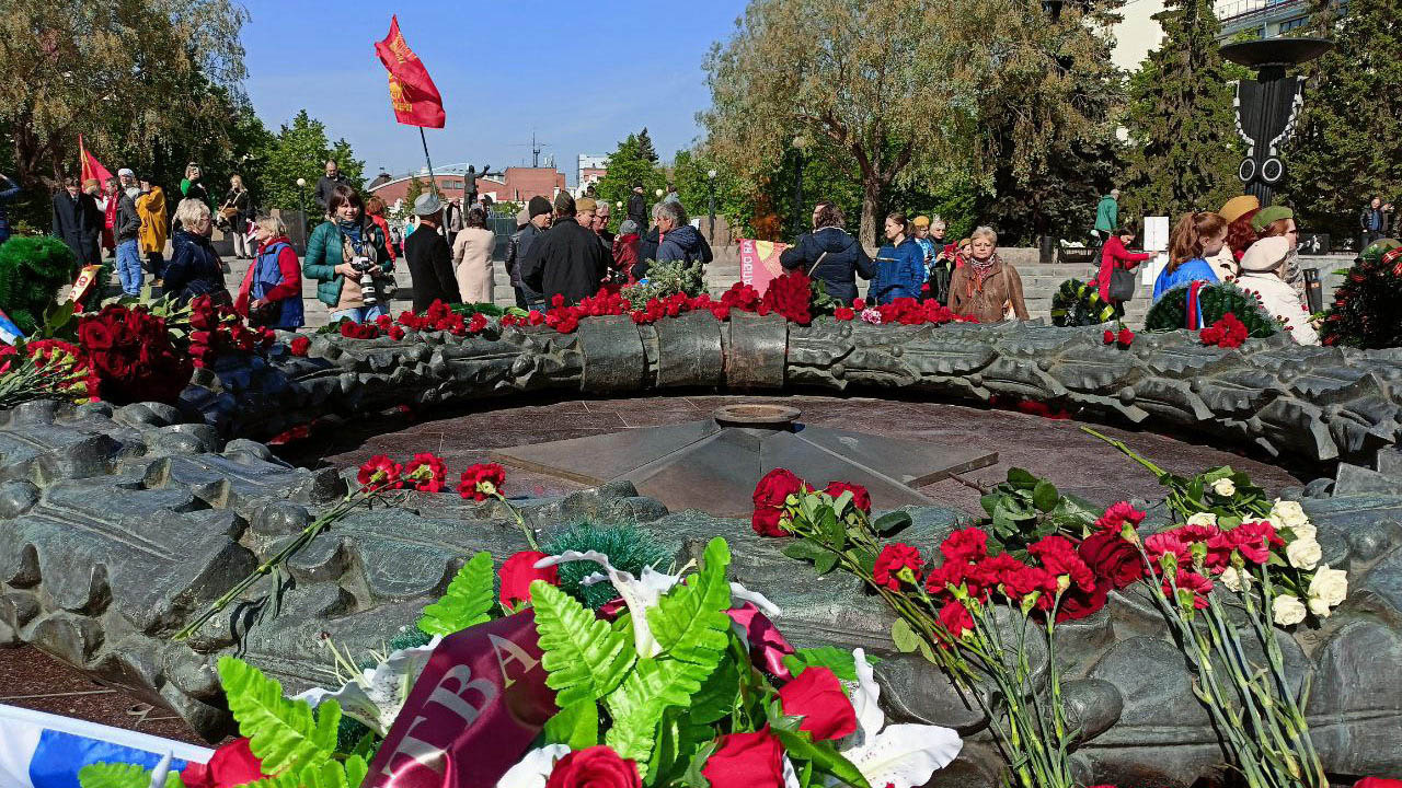 Портреты предков и цветы: жители Челябинска возложили венки к Вечному огню