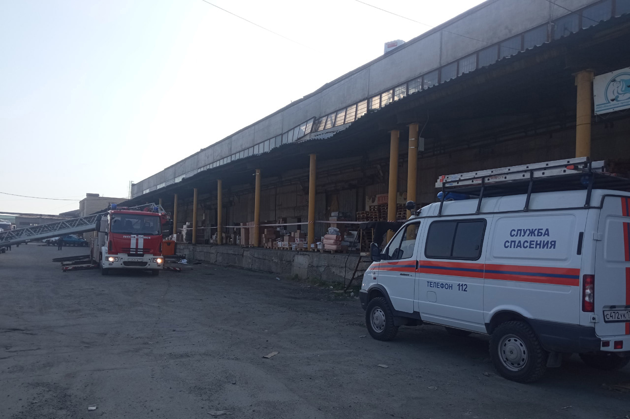 Крыша складского здания обрушилась в Челябинске, есть пострадавшие