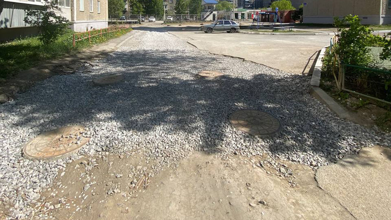 В Челябинске рассказали, когда восстановят засыпанный щебнем проезд во дворе