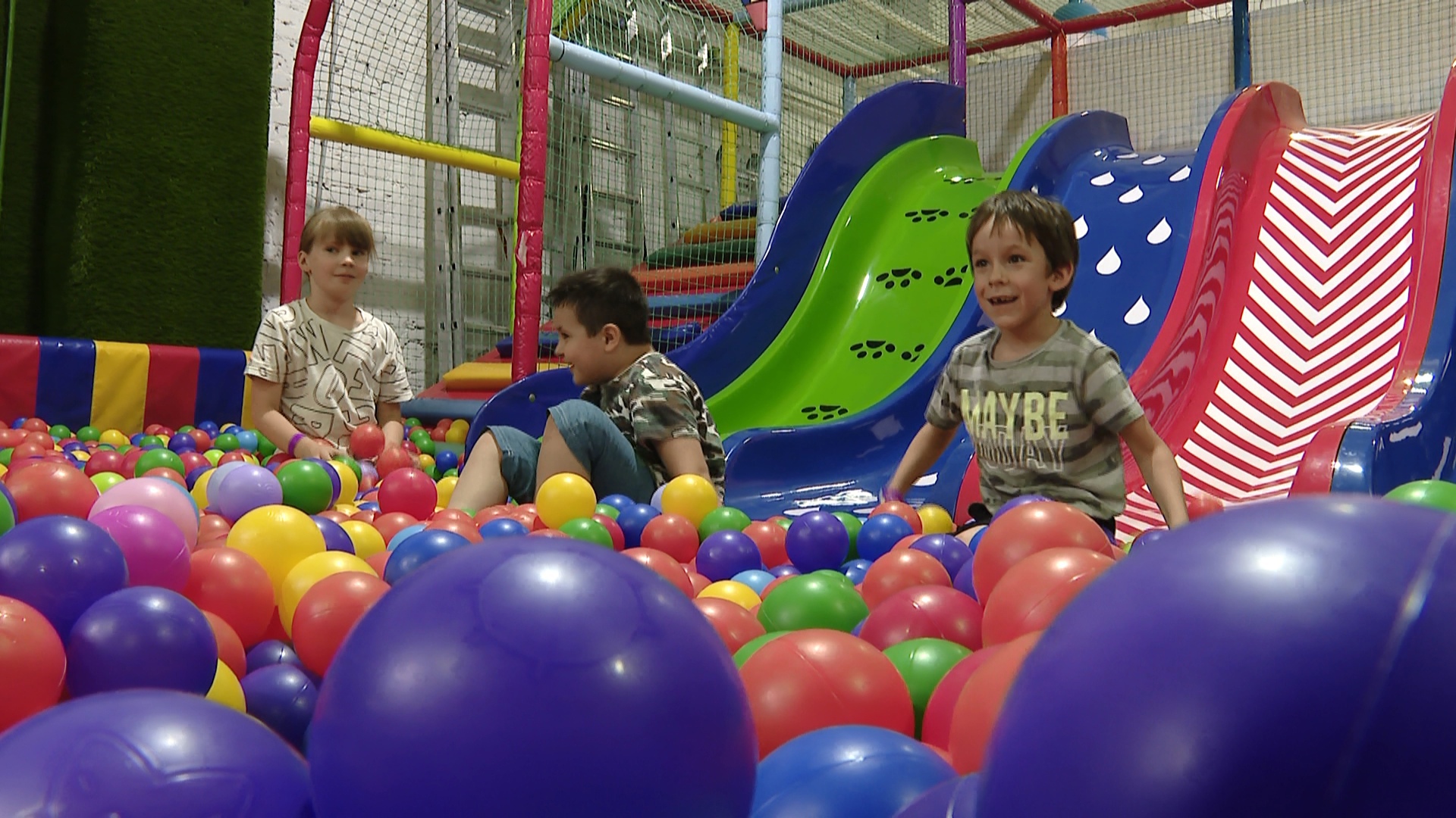 Воспитанники детдомов из Челябинска в преддверии праздника посетили игровой центр