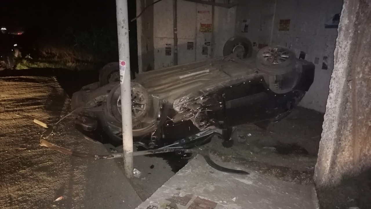 Машина влетела в остановку в Челябинской области, водитель погиб