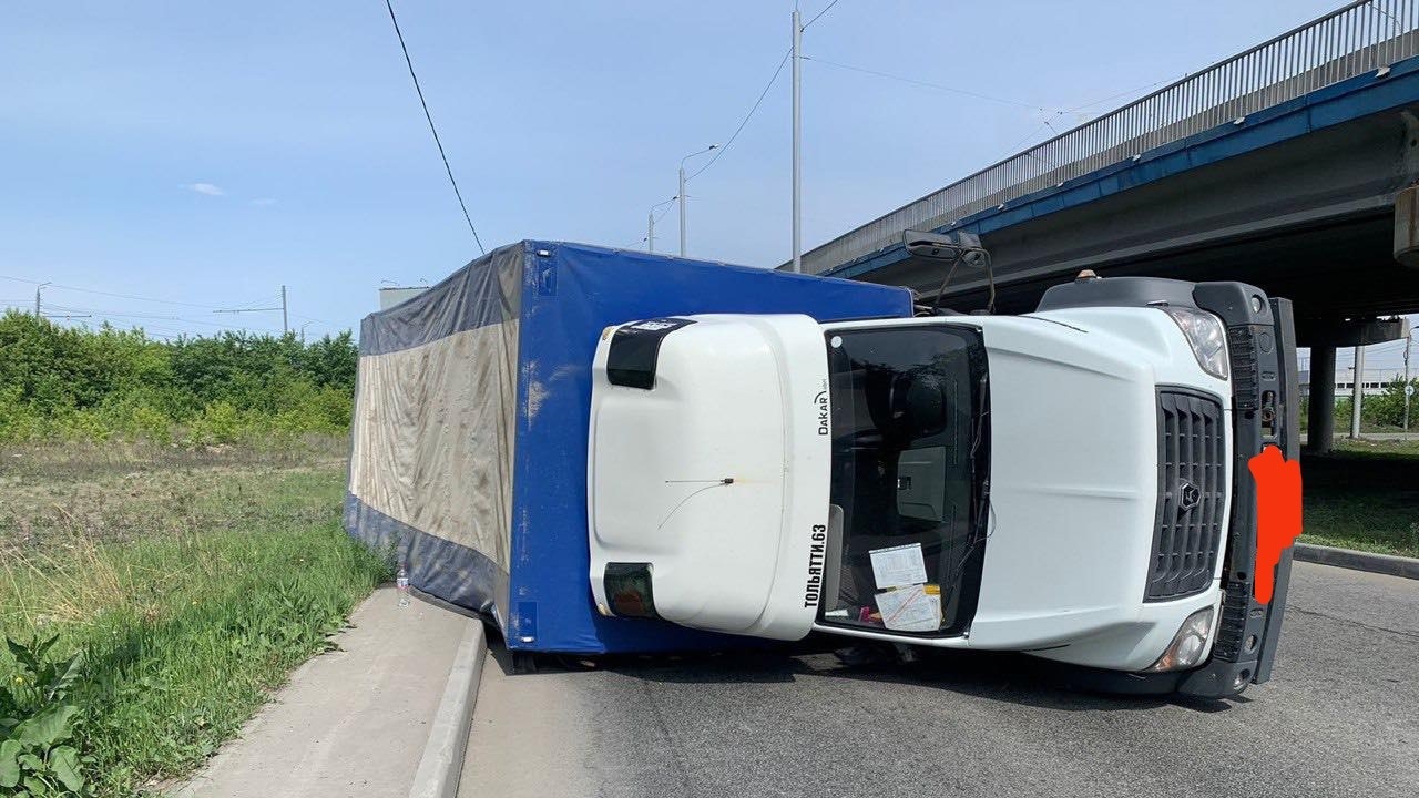 Грузовик опрокинулся на бок посреди дороги в Челябинске