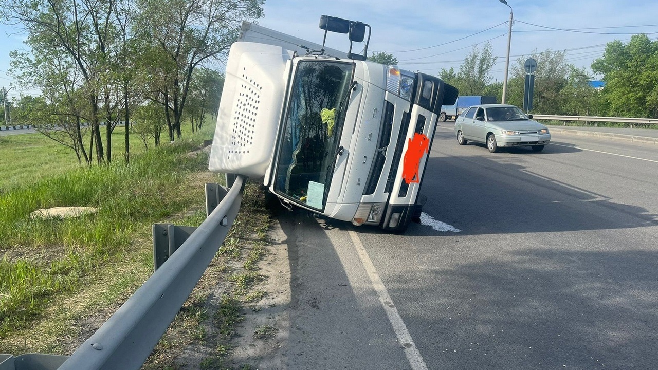 В Челябинске грузовик завалился на бок после удара об ограждение