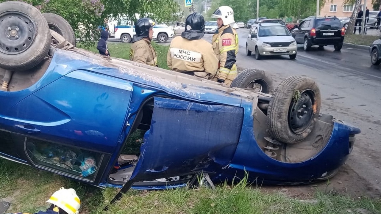 В Челябинской области женщина-водитель застряла в перевернувшемся автомобиле