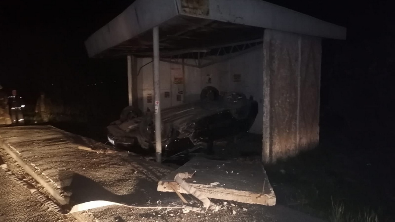 Машина влетела в остановку в Челябинской области, водитель погиб 