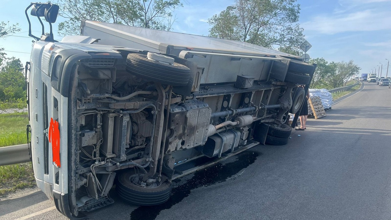 В Челябинске грузовик завалился на бок после удара об ограждение