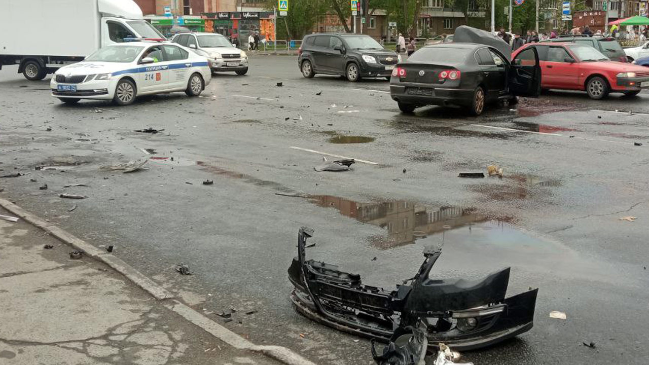 Иномарка после ДТП вылетела на остановку в Челябинске, есть пострадавшие