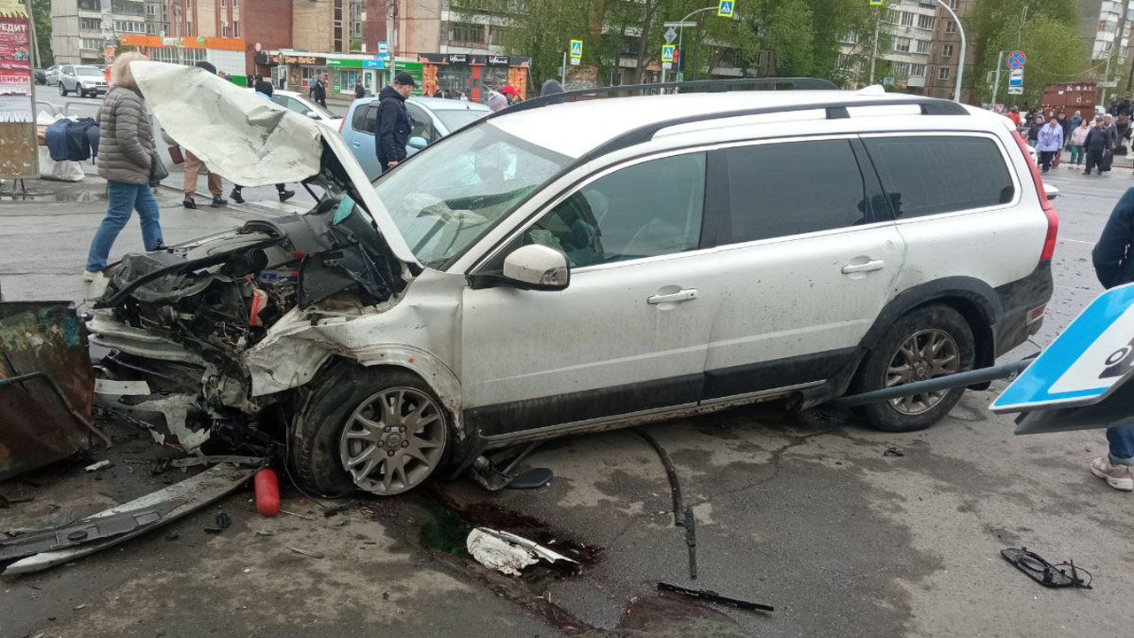 Иномарка после ДТП вылетела на остановку в Челябинске, есть пострадавшие