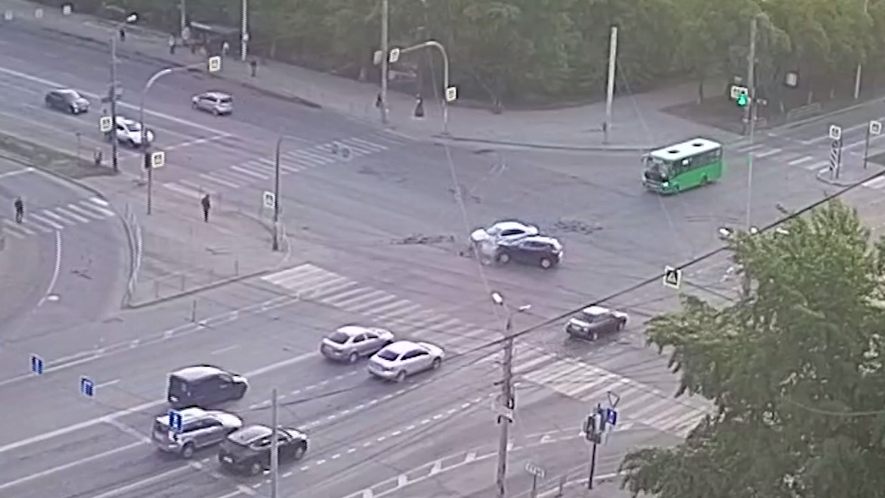 Огромная пробка: два автомобиля столкнулись на перекрестке в Челябинске