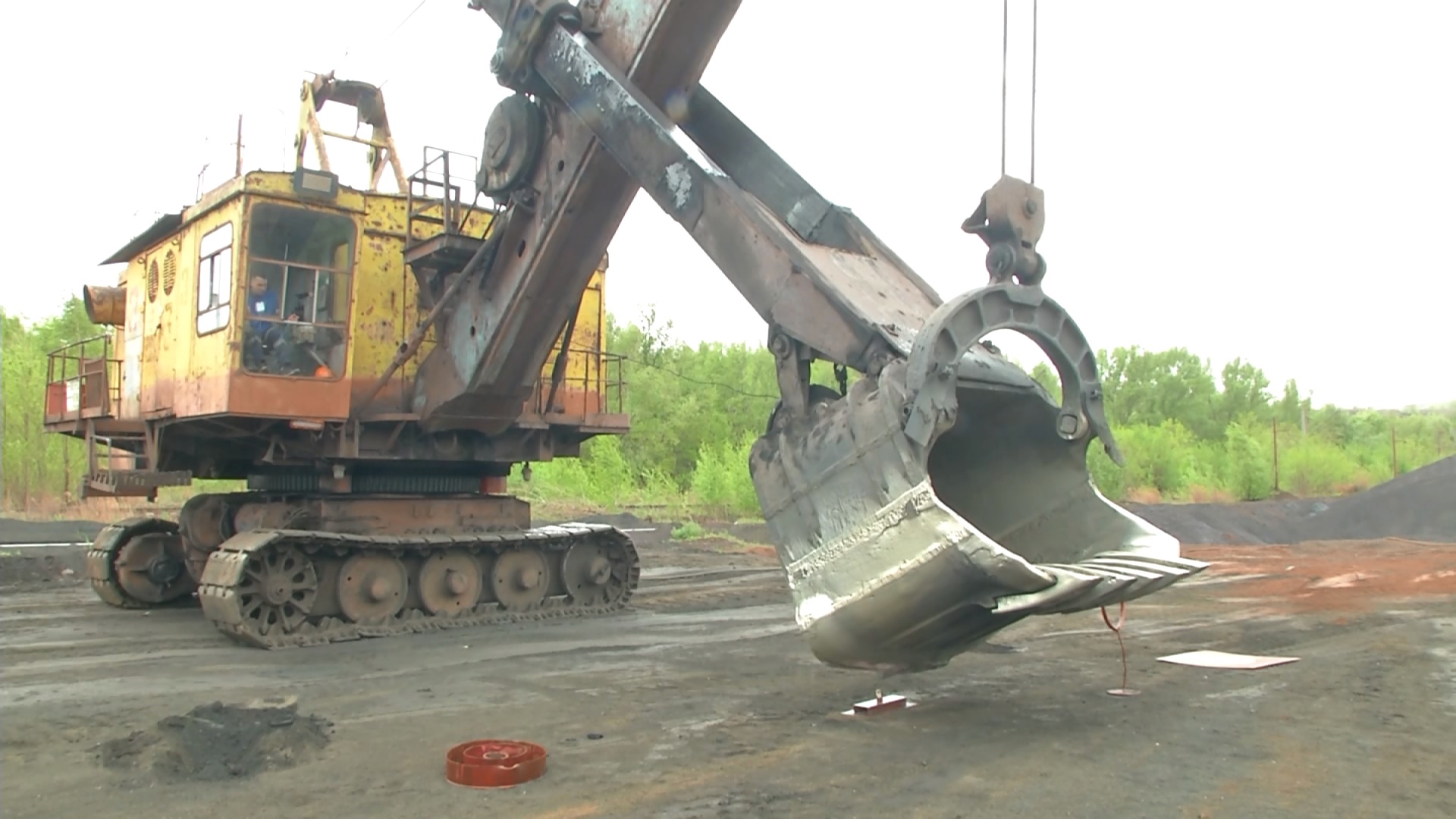 На Южном Урале многотонные экскаваторы закрывают ковшом коробок спичек