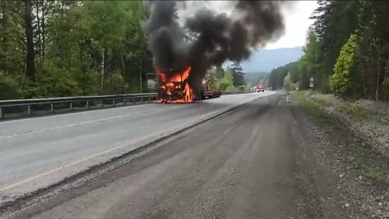 На трассе М5 в Челябинской области во время движения загорелась фура